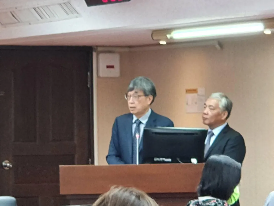 農業部代理部長陳駿季(左)接受立院社福及衛環委員會質詢。(圖/林保宏攝)