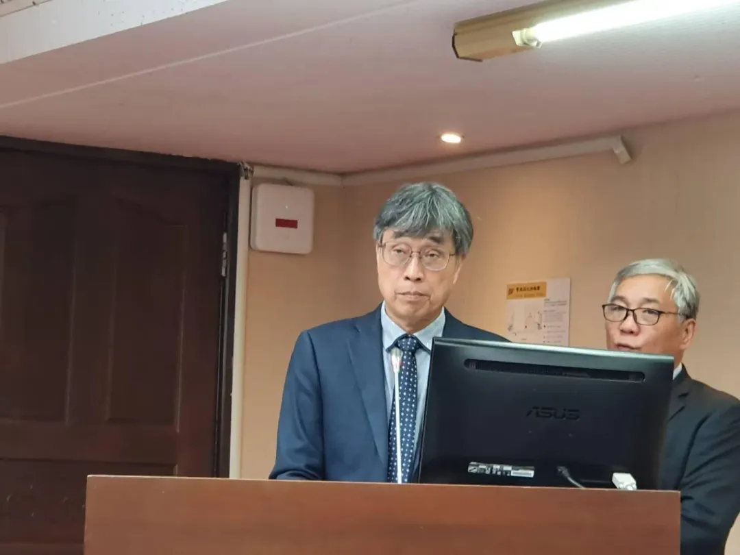 農業部代理部長陳駿季(左)接受立院社福及衛環委員會質詢關於老農津貼提升議題。(圖/林保宏攝)