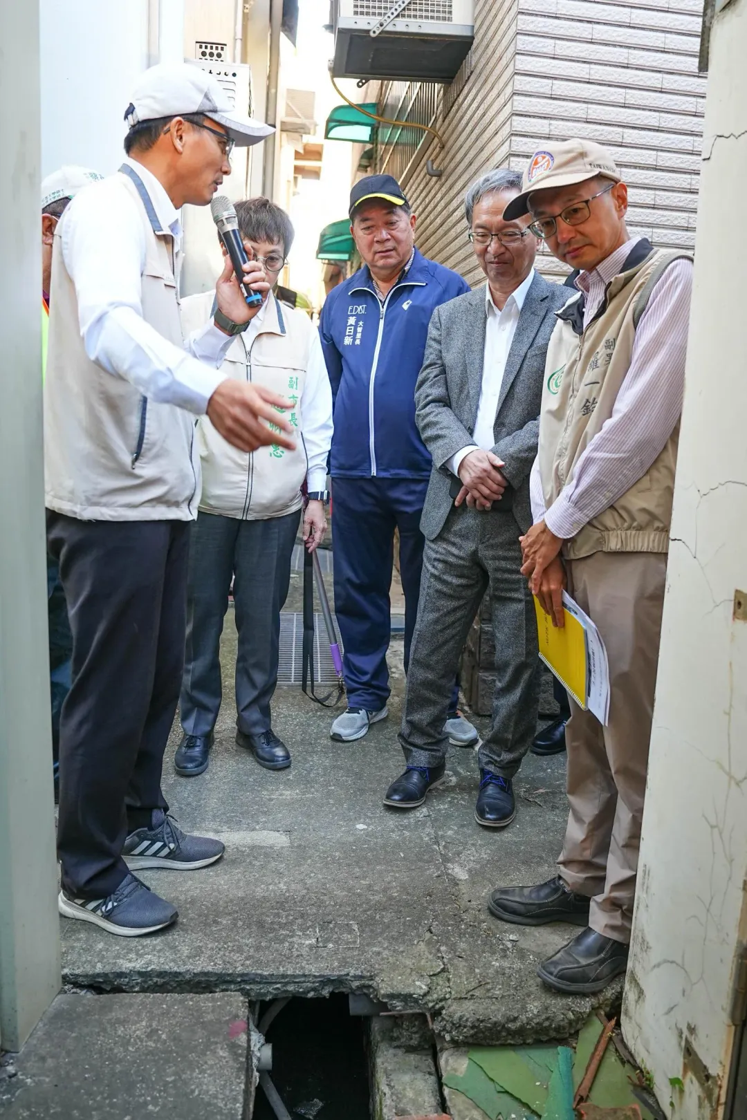 「登革熱前進應變工作隊」自本年9月18日成立，由疾病管制署羅一鈞副署長進駐擔任工作隊隊長，持續每日投入社區防疫工作，就近即時提供臺南市政府疫情分析及適時調整防治策略，並實地督導地方各項防治工作，累計出動機動防疫隊214組428人次，查核中央權管場域28組、56人次。（圖／疾管署提供）