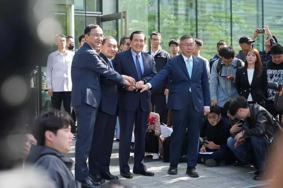 由左而右為國民黨主席朱立倫、國民黨總統參選人侯友宜、前總統馬英九和民眾黨總統參選人柯文哲。(圖取自朱立倫臉書)