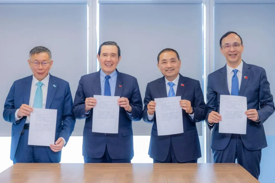 由左而右為民眾黨總統參選人柯文哲、前總統馬英九、國民黨總統參選人侯友宜和黨主席朱立倫。(圖取自朱立倫臉書)