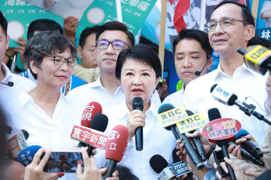 盧秀燕日前陪同蔡壁如和其他台中的藍營小雞登記參選。(圖/中天新聞)