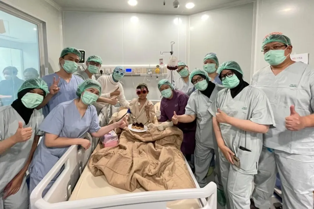 花蓮慈院與印尼慈院骨髓移植團隊，歡樂祝福Assyifa重生。（圖／花蓮慈濟醫院）
