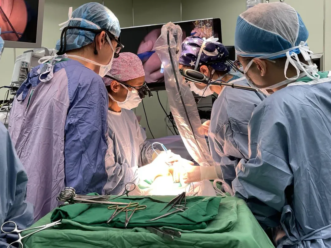 雙和醫院小兒外科團隊與美國波士頓兒童醫院(Boston Children's Hospital)小兒外科團隊合作。(圖/雙和醫院提供)
