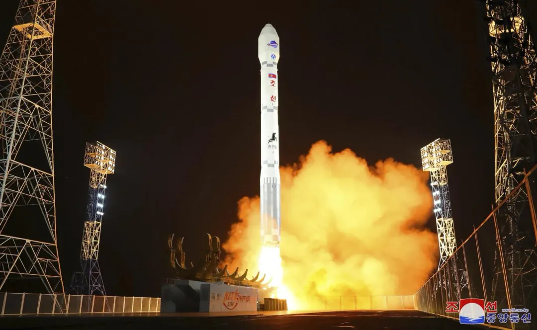 北韓21日晚間從西海衛星發射場,發射運載火箭,宣稱將軍事偵察衛星「萬里鏡-1號」成功送上預定軌道。(圖/美聯社)