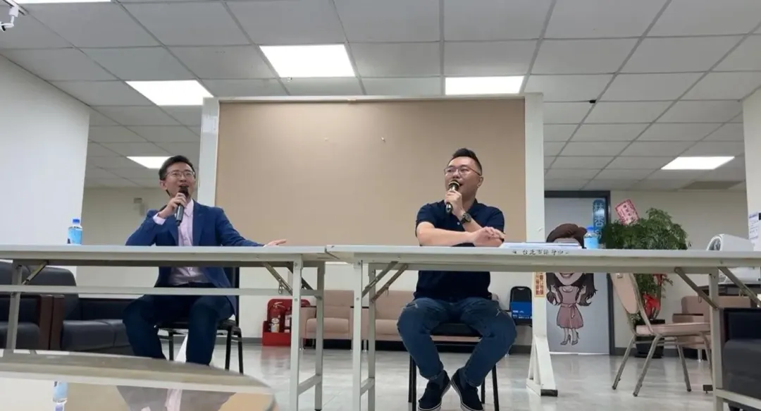 兩人對談近1小時仍未達成共識。(圖/張斯綱臉書)