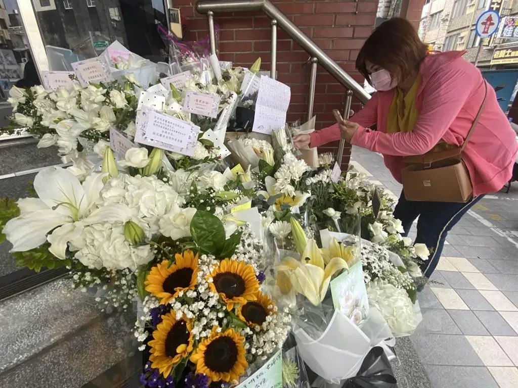 殺警案發後，台南民權派出所湧入許多民眾獻花悼念。（圖／翻攝畫面）