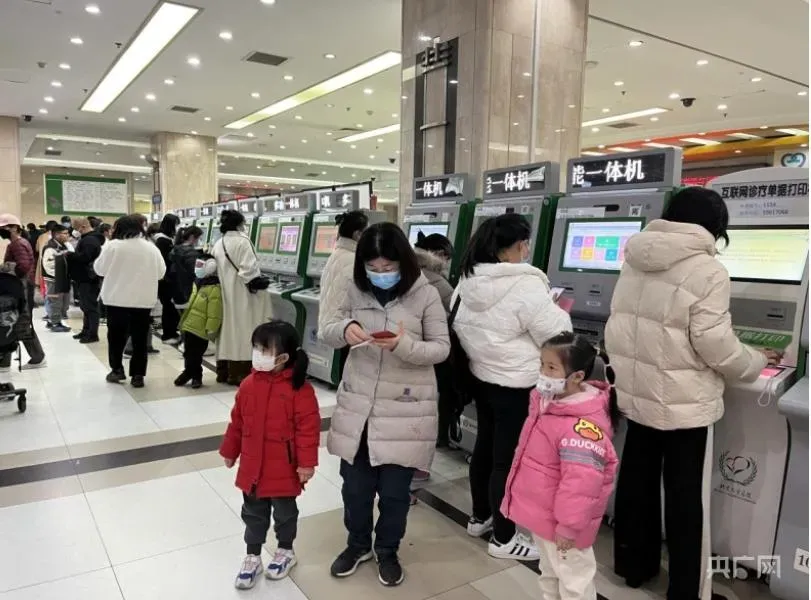 醫院人滿為患，急診掛號掛到2000號。（圖／央廣網）