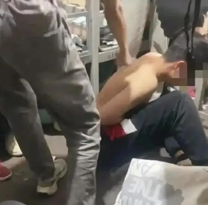 該名男學生在宿舍被人錘打背部。（圖／翻攝微博）