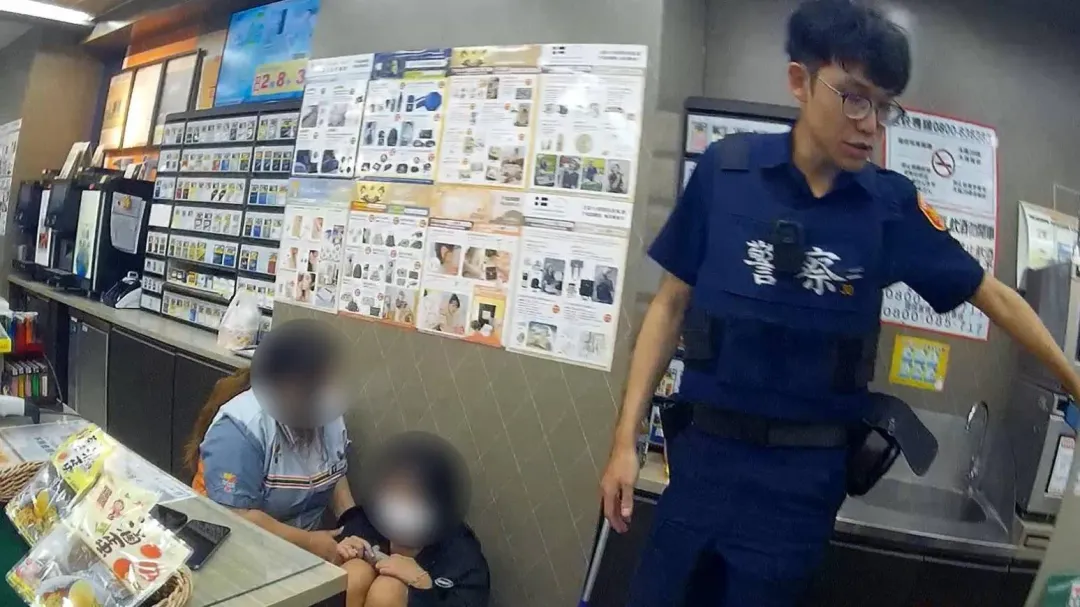 員警、店員不斷安撫她。(圖/中天新聞)