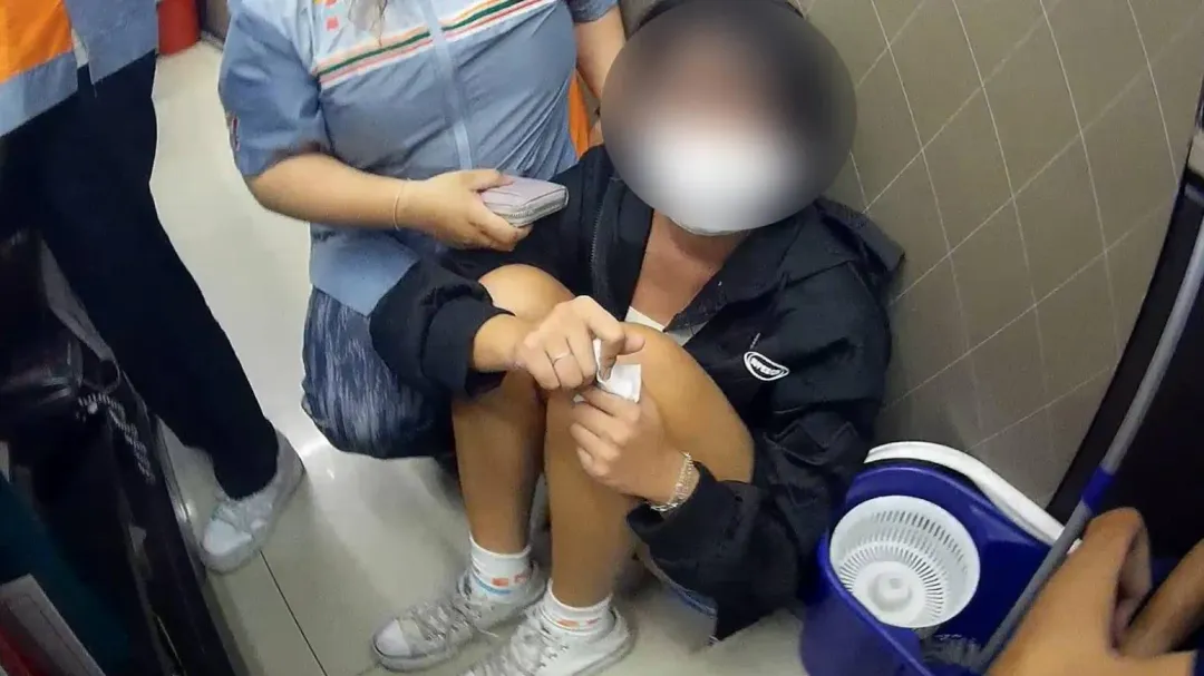 高雄19歲女子遭男網友威脅購買點數,嚇哭躲在超商。(圖/中天新聞)