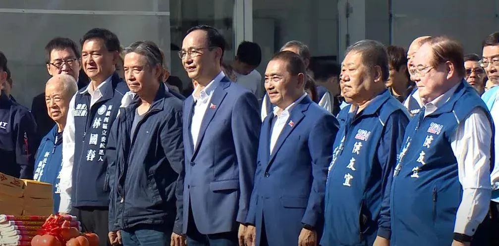 侯友宜全國競總開幕延期,今日僅點香祈福。(圖/中天新聞)