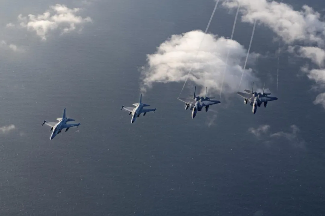 美軍F-15戰機(右1、右2)與菲空軍FA-50戰機編隊巡弋巴丹群島。(圖/美聯社)