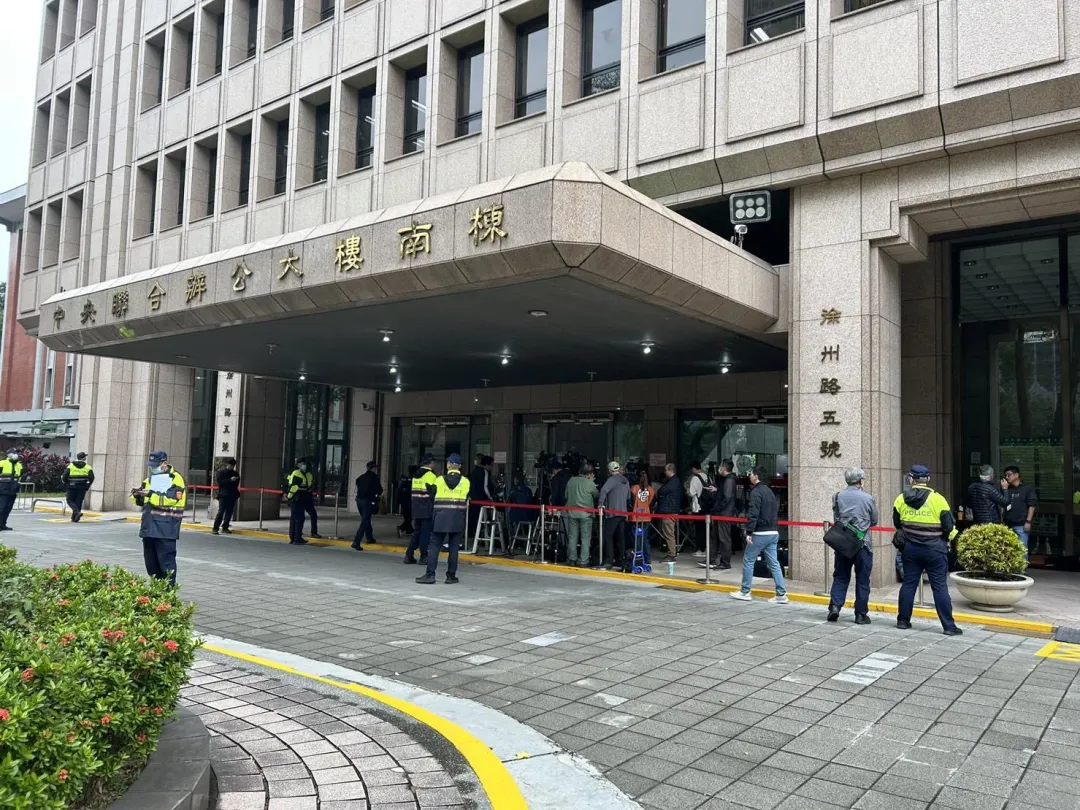 中選會今（19日）趕在下班時刻宣布，明日（2/20）08:30起罷免案送件者，依選罷法第131條規定，則適用新法規定。(圖／中天新聞)