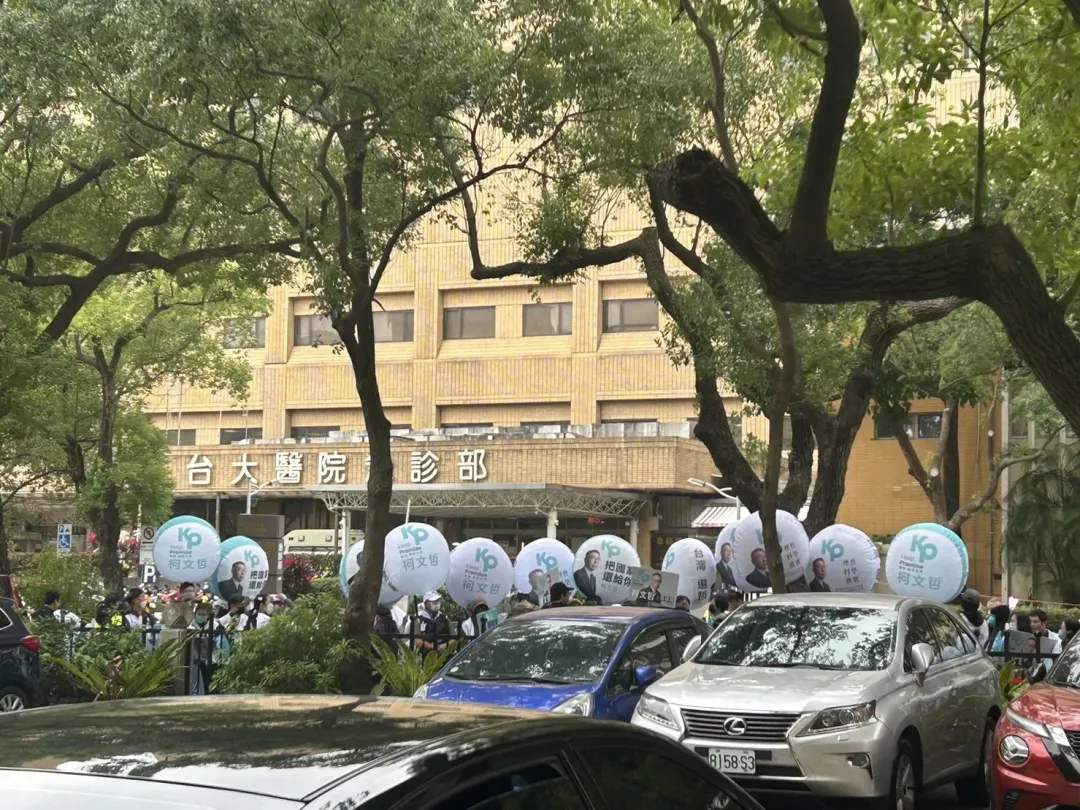 中選會外的徐州路上有不少柯文哲的支持者聚集,現場還有人高呼支持口號。(圖/李培睿攝)