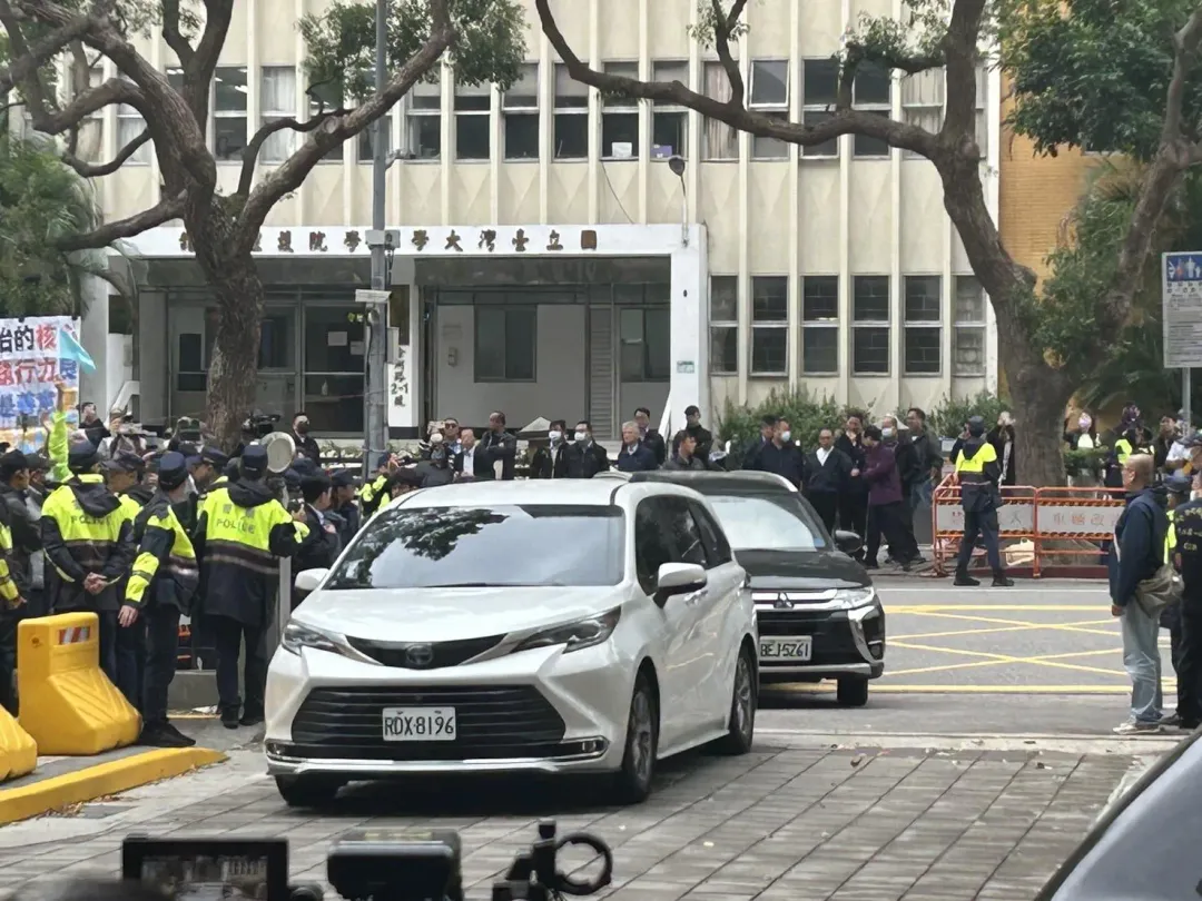 柯文哲座車到達中選會。（圖／李培睿攝）