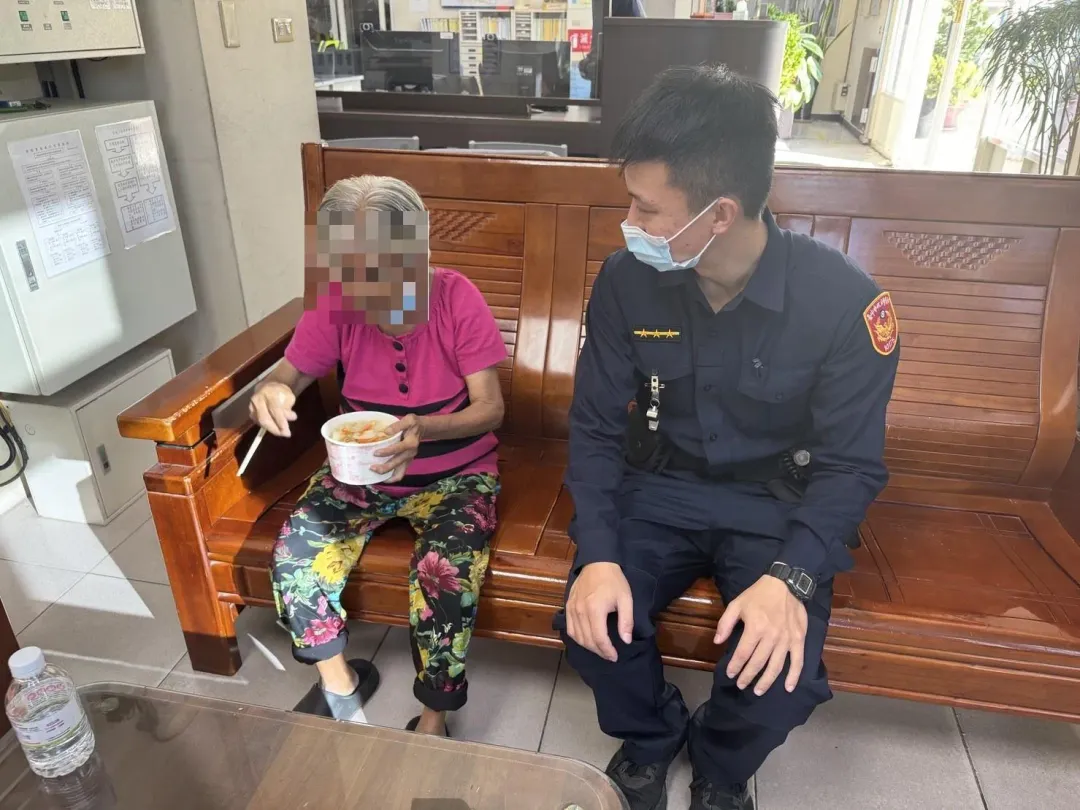 員警先買一碗熱米粉讓老婦充飢。(圖/翻攝「臺中市政府警察局清水分局」粉專)