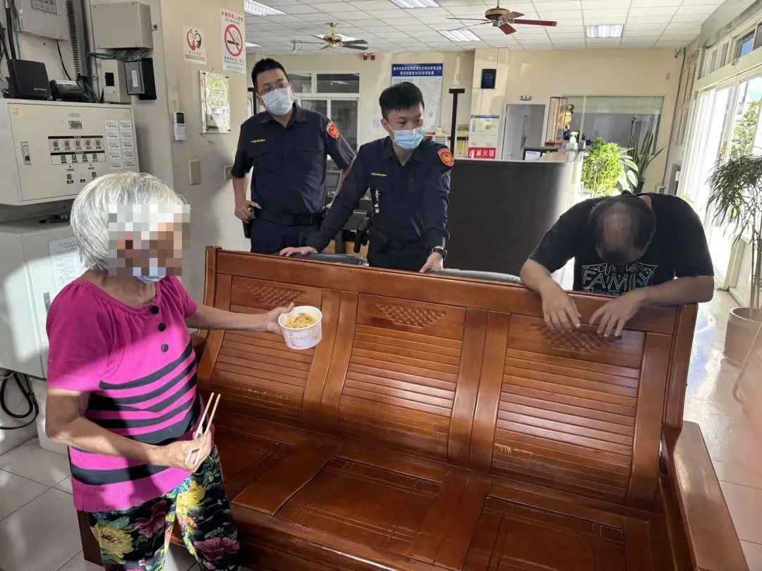 失智婦派出所見兒秒遞熱米粉:吃飯了嗎?(圖/翻攝「臺中市政府警察局清水分局」粉專)
