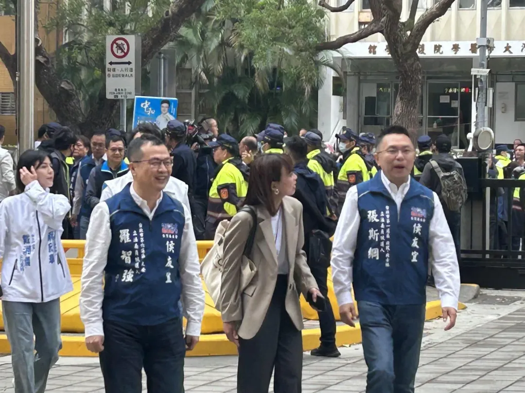羅智強、張斯綱等藍營小雞先行抵達中選會。（圖／李培睿攝）