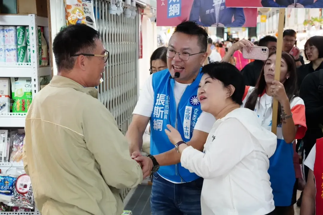 張斯綱今和孩子一起去陽明山悼念自己離世一年的亡妻。(圖取自張斯綱臉書)