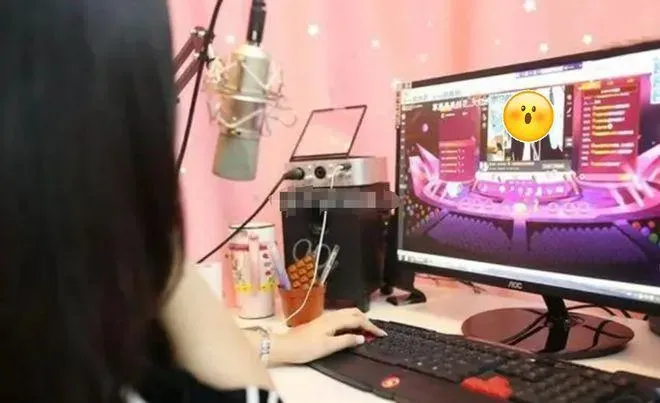 廣東有女大生,就偷偷在上課時邊聽課邊直播。(示意圖/翻攝百度)