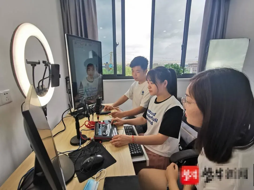 部分「大學生主播」在宿舍直播的行為,已引起室友的不滿。(示意圖/翻攝百度)