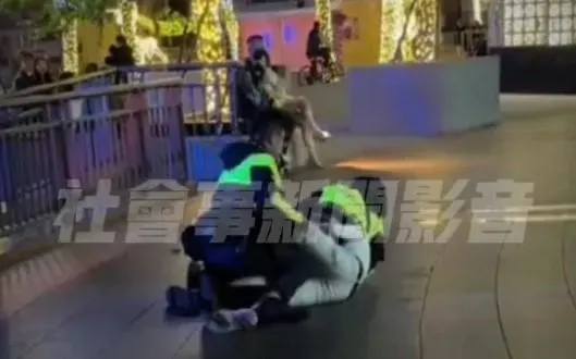 白衣少年持刀闖新北耶誕城遭警方壓制逮捕。(圖/翻攝社會事新聞影音)