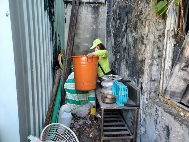 雨後務必檢查住家周遭是否有積水處，將積水倒掉。（圖／高雄市衛生局提供）