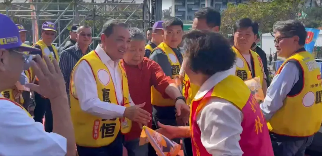 侯友宜今天到台中跑行程的時候,獲得大甲鎮瀾宮董事長顏清標力挺。(圖/中天新聞)