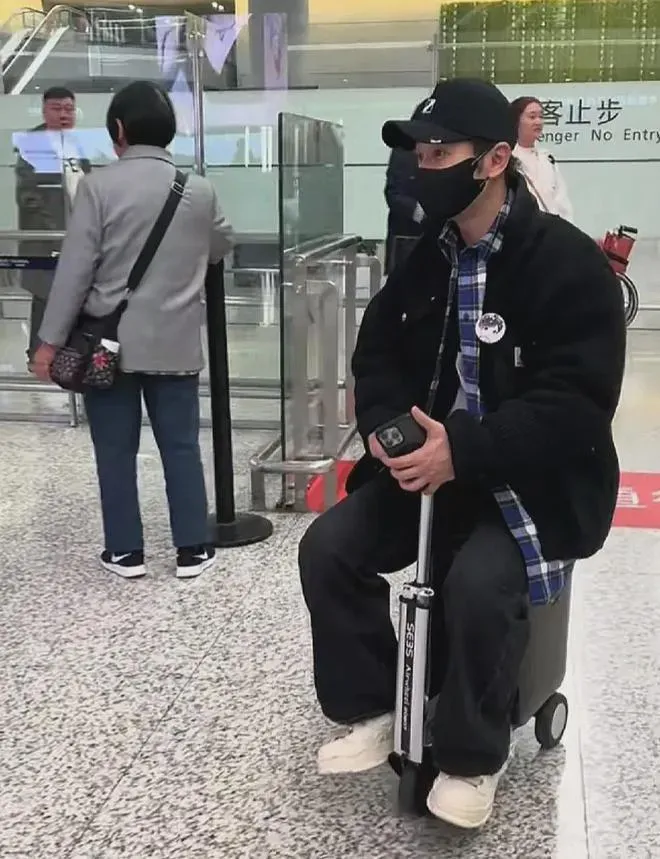 13日黃曉明被拍到騎著電動行李箱穿梭機場大廳。（圖／翻攝百度）
