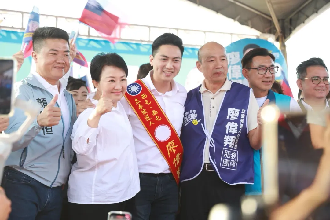盧秀燕和韓國瑜為廖偉翔站台。(圖/廖偉翔競選總部提供)