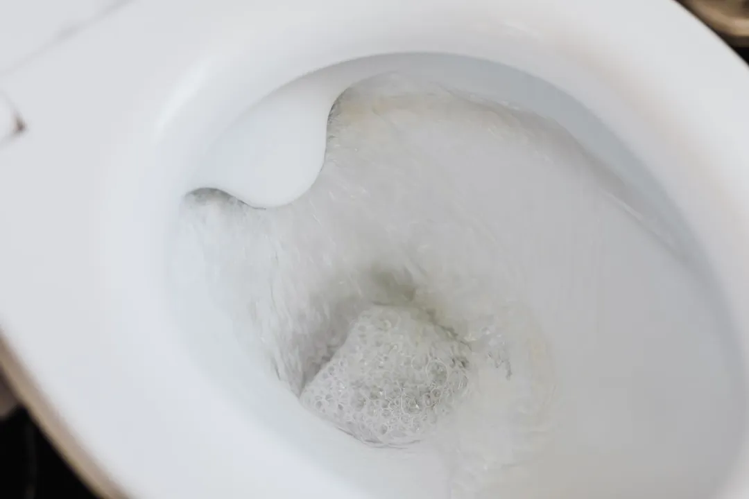 婆婆規定上小號一定要全家人都上完了才可以沖水。（示意圖／pexels）