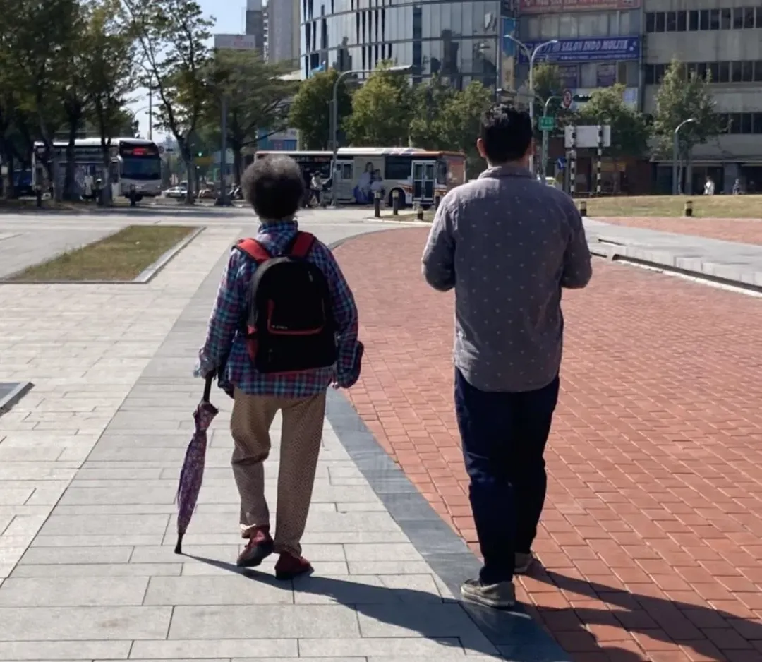 所幸在員警幫助下，李婦（左）與孫子41歲蔡男誠宮團聚。（圖／中天新聞）