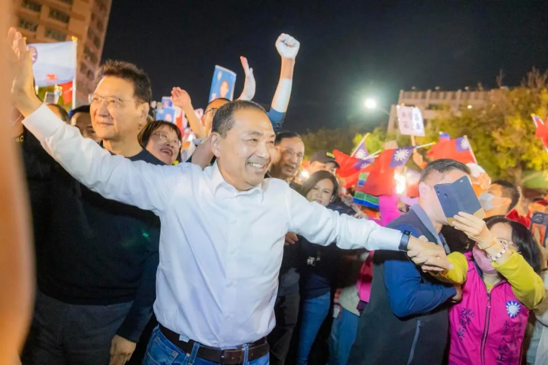 侯友宜(中)和趙少康(左)做赴台南造勢,支持者熱烈歡迎。(圖取自侯友宜臉書)