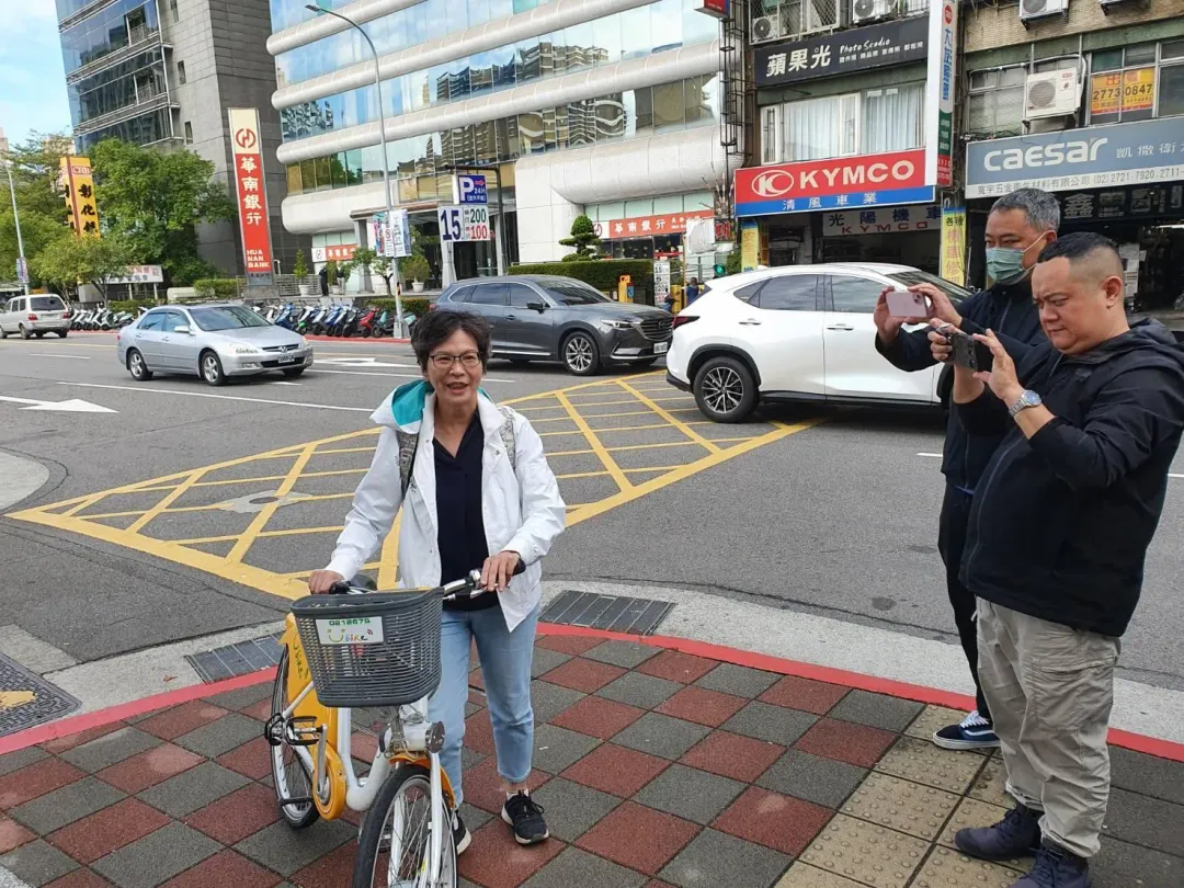 蔡壁如是騎著Ubike抵達會場。（圖／林保宏攝）