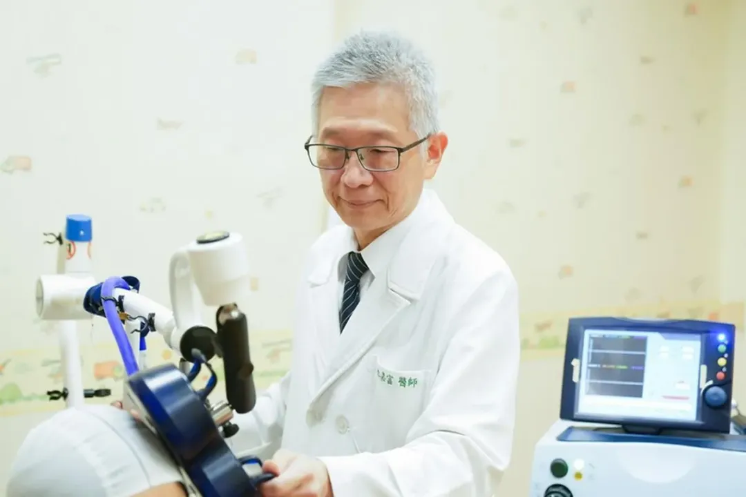 「重複穿顱磁刺激術(rTMS)」主要是利用電磁感應原理，透過磁場在腦部誘發微電流刺激，使與情緒相關的大腦區域血流量增加及調控情緒迴路活性。（圖／台北慈濟醫院提供）