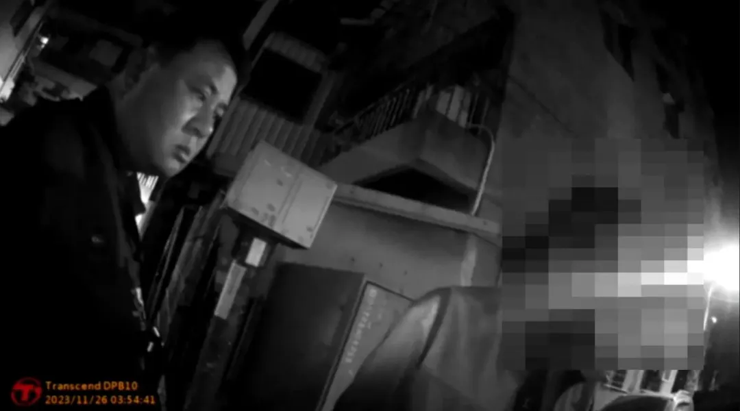 員警與王姓男子對話，確認王男沒有酒駕。（圖／翻攝畫面）