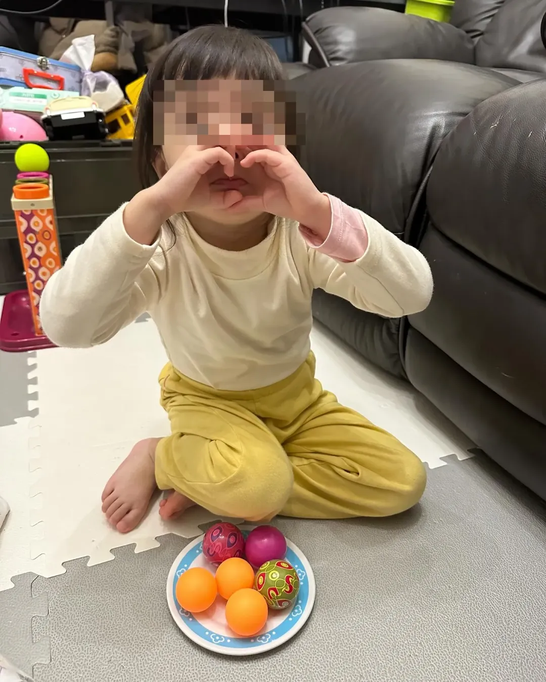 女星夏如芝的2歲女兒就因為感染腺病毒,反覆發燒1個禮拜,還出現喉嚨痛、急性支氣管炎、結膜炎、小便灼痛、咳嗽、流鼻水、眼睛發炎等7症狀。(圖/夏如芝 Cherry Hsia)