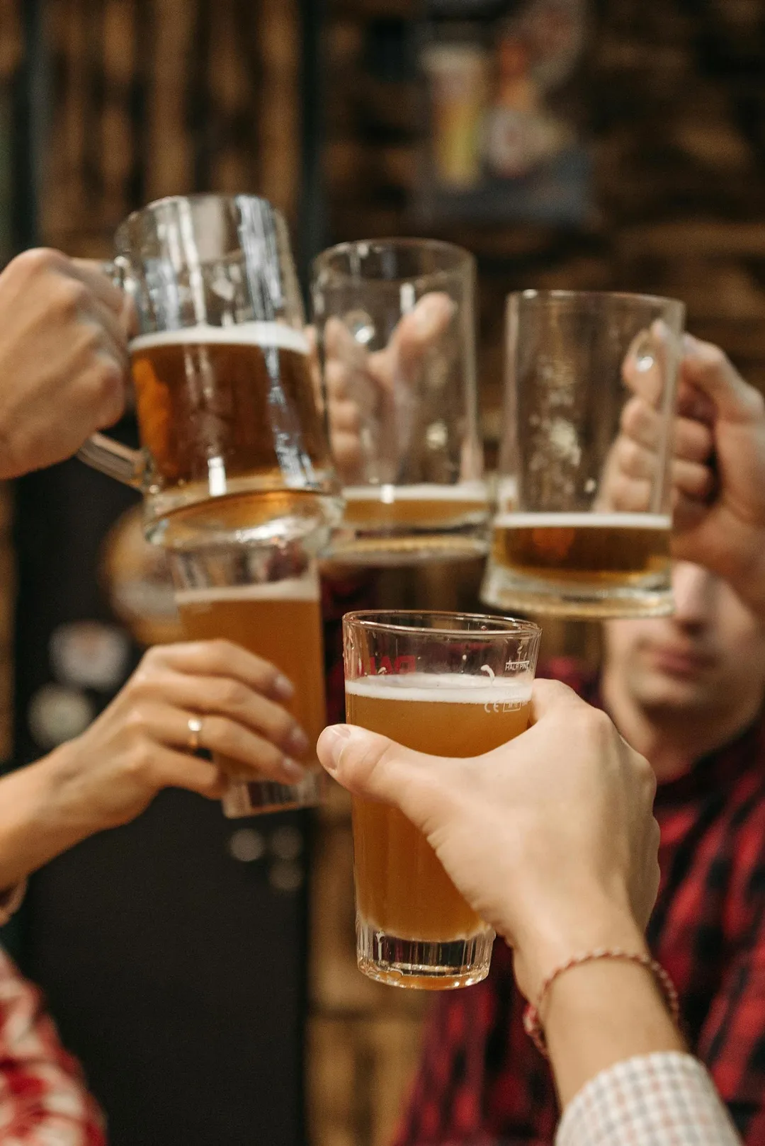 尾牙聚餐喝飲料注意，避免攝入過多熱量。（示意圖／取自pexels）