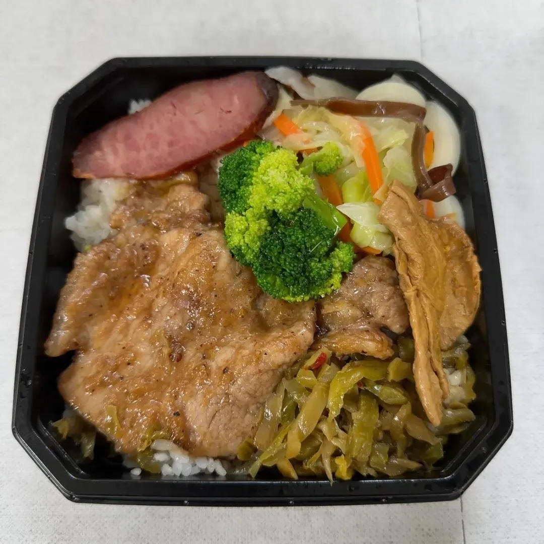 目前只有在中部展店的楓康超市，「好康便當」有2種主菜可選。（圖／翻攝自Facebook@楓康超市）