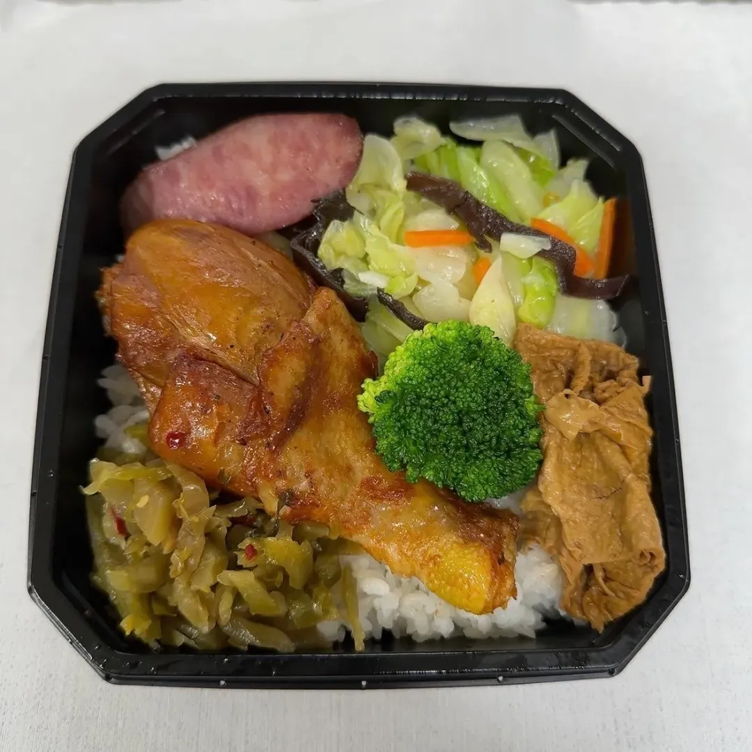 「好康便當」有檸檬雞腿、古早味排骨2種口味任選，每天新鮮現做。（圖／翻攝自Facebook@楓康超市）