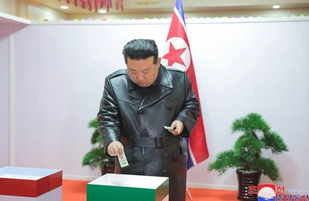 金正恩穿黑皮衣現身投票(圖/美聯社)