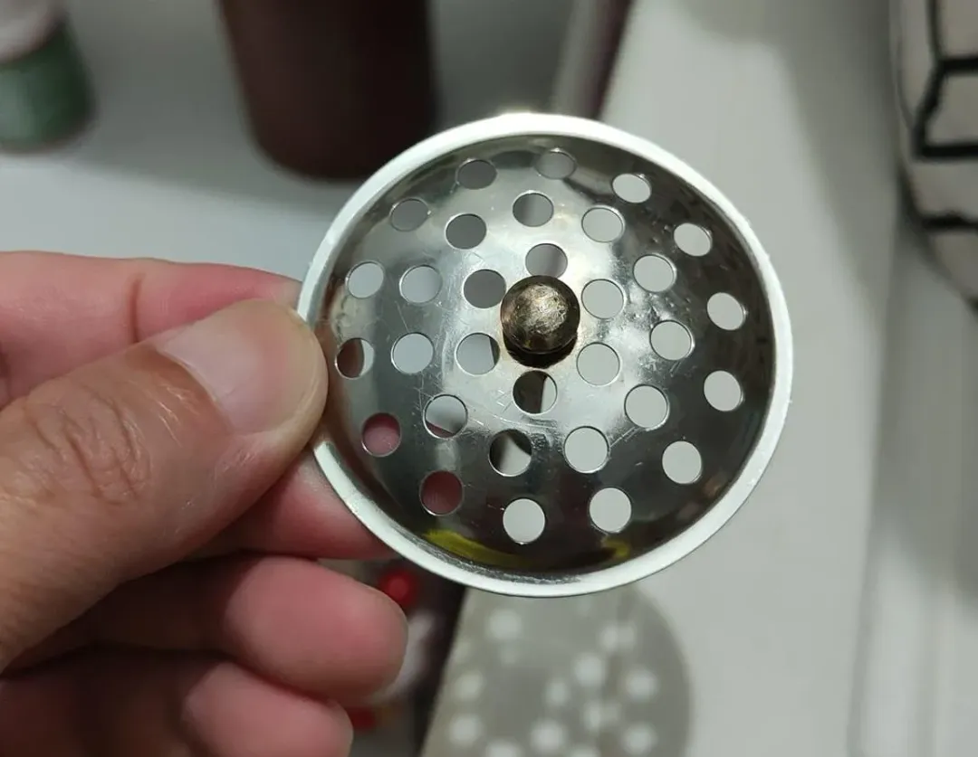 眾人猜測遺落在飲料杯的這枚金屬物體用途,像是流理台濾網、麵條機器出麵孔等。(圖/翻攝自Facebook@●【爆料公社二社】●)