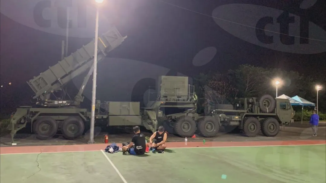 愛國者飛彈發射車深夜出現在新北市碧潭附近籃球場（圖／記者林于喬拍攝）