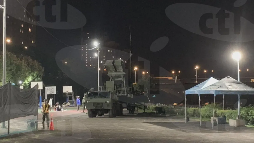 愛國者飛彈發射車深夜出現在新北市碧潭附近籃球場(圖/記者林于喬拍攝)