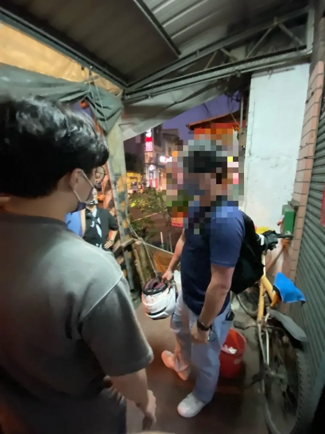 警方圍捕田男。（圖／翻攝畫面）