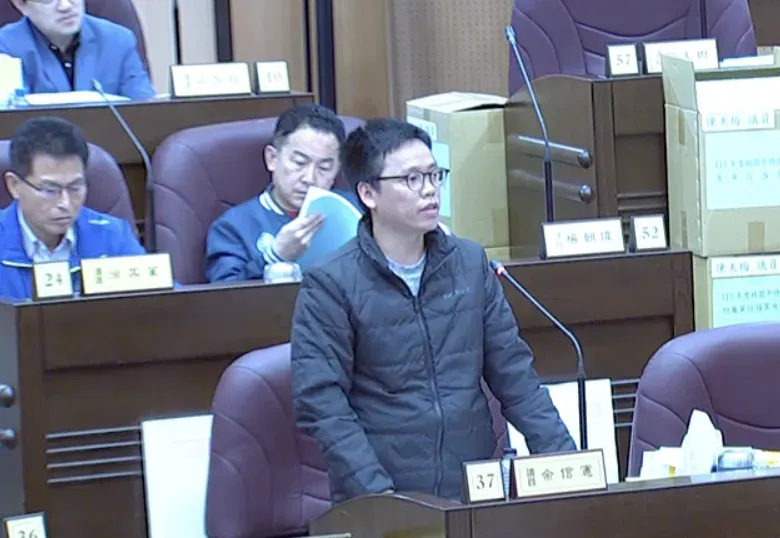 民進黨籍市議員余信憲動議擱置監測即時氣候的智慧農業預算，遭質疑不挺農民（照片來源：桃園市議會）