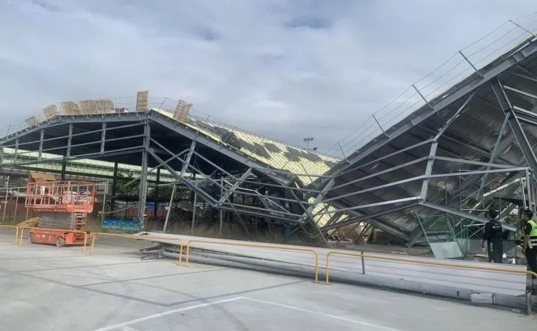 台中烏日籃球場屋頂突坍塌對折成M字形。(圖/翻攝畫面)