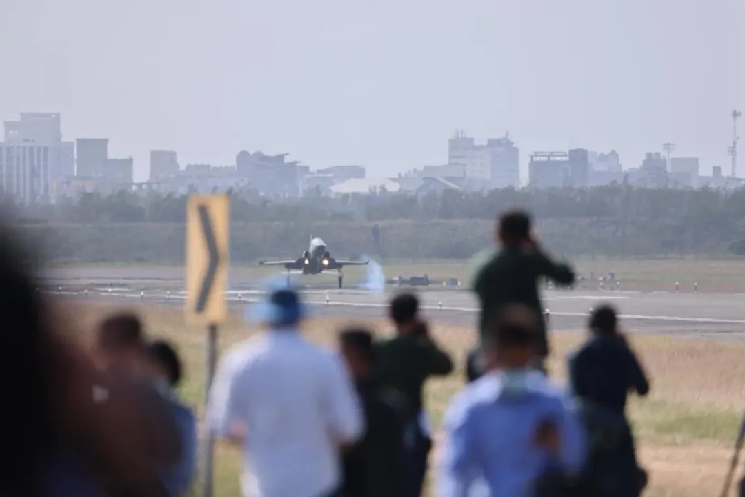 媒體拍攝F-5E戰機降落。(圖/李俊毅攝影)