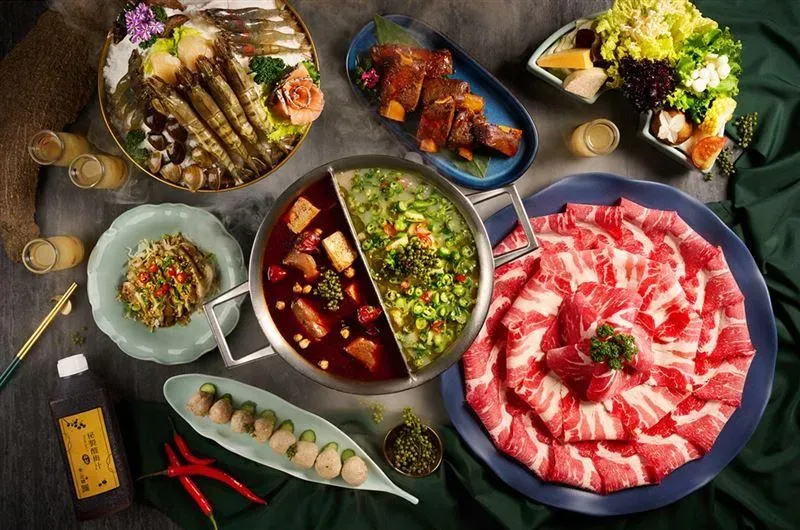 王品集團12月推出「強鍋季」，到6大鍋物品牌消費就有優惠，還有機會帶走價值萬元的純金金牌。（圖／王品集團提供）